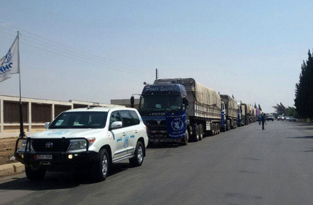 Các đoàn xe chở thực phẩm và nhu yếu phẩm cần thiết trong trường hợp khẩn cấp đang chờ để vào cứu trợ tại Syria.
